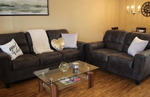 Barrie House | Cozy Family Friendly 3-Bedroom Retreat in the Heart of Barrie, Ontario