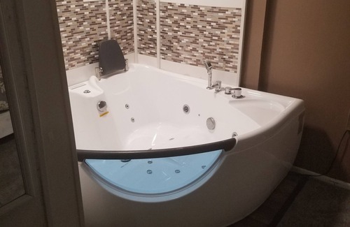 Summit Station House | Cozy Family friendly 4 bedroom house, mins from Downtown with hot tub in bedroom