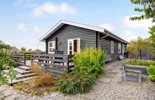 Ronde House | Cozy, family-friendly cottage with wood stove, located in the popular and quiet area Følle Strand cl