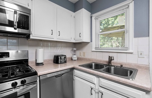 South Central Omaha House | Cozy Family-friendly Home, Near UNO-Baxter Arena, UNMC, Creighton, CHI, CWS