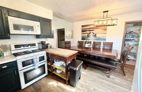 Prescott Cabin | Cozy Family Friendly Lodge, 2 Games Rooms, Hot Tub, EV Charger