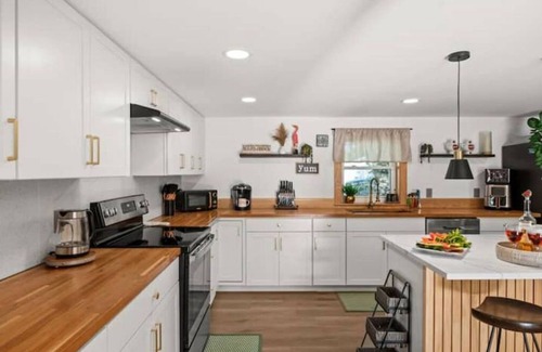 Sarasota Springs House | Cozy Family Friendly Newly Remodeled Salt Water Pool Home close Beach/Downtown