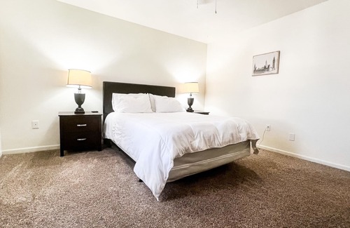 St. Robert House | Cozy family friendly apartment just 1 mile away from FLW