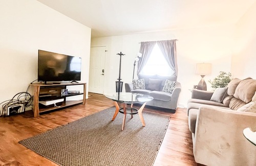 St. Robert House | Cozy family friendly apartment just 1 mile away from FLW