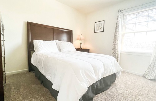 St. Robert House | Cozy family friendly apartment just 1 mile away from FLW