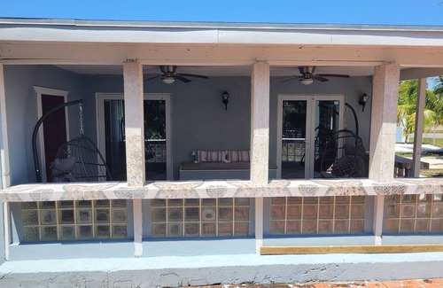 Bahamas Terrace House | Cozy family home 10 minutes walk to the beach. Keyless entry. Security cameras.
