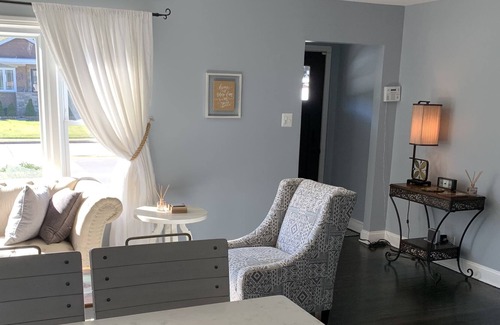 Oak Lawn House | Cozy Family House, 2 beds, 1 full bathroom with beautiful front lawn.