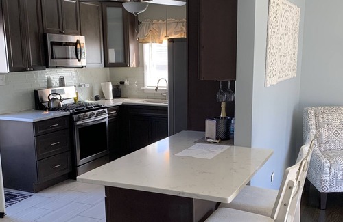 Oak Lawn House | Cozy Family House, 2 beds, 1 full bathroom with beautiful front lawn.