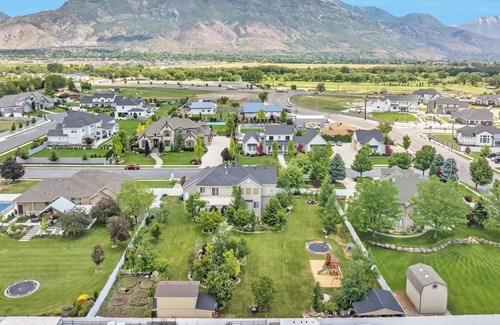 Highland House | Cozy Family House in Highland!