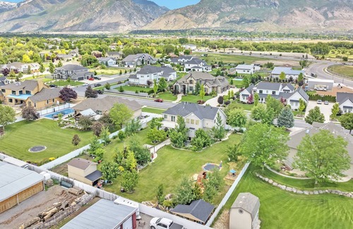 Highland House | Cozy Family House in Highland!