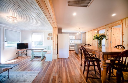 Sunrise Beach House | Cozy Family Lake Cabin-Labor Day Weekend Headquarters 2025 - Book Now