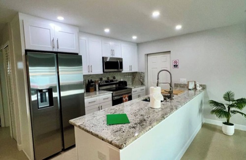 St. Petersburg - Clearwater House | Cozy Family Oasis: Welcoming Townhome with Jacuzzi and Pet-Friendly Amenities