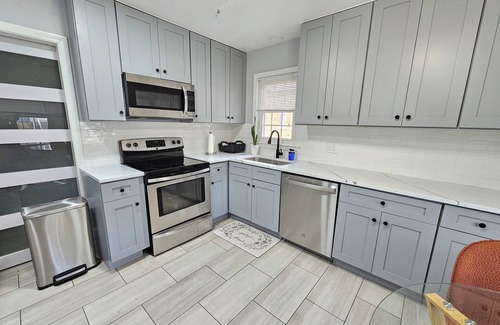 Waukegan House | Cozy Family Ranch close to Naval Base, Great America, Casino and more