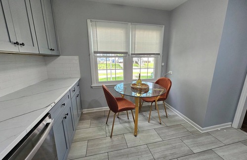 Waukegan House | Cozy Family Ranch close to Naval Base, Great America, Casino and more