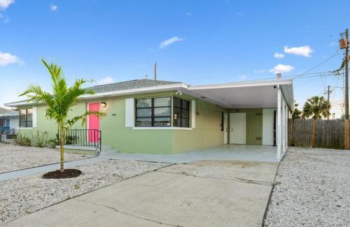 Clearwater House | Cozy Family Retreat 10 Mins to Clearwater Beach