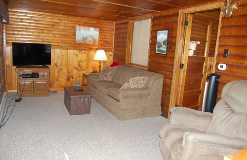 Chisago City Cabin | Cozy family-sized cabin with 100ft on Green Lake!