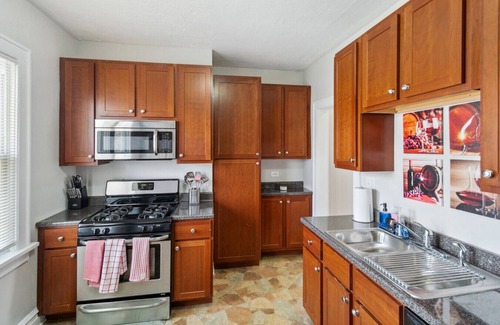 Waukegan Apartment | Cozy Family spot near Great Lake Lakes Naval Base!
