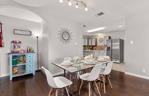 San Antonio House | Cozy Family Vacation House close to Seaworld, Six Flag Fiesta, Shopps