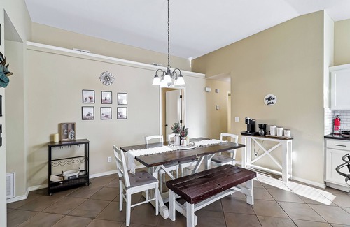 Biggs Field House | Cozy Farm House Home Located Near Main Freeways SUPER HOST on other platforms