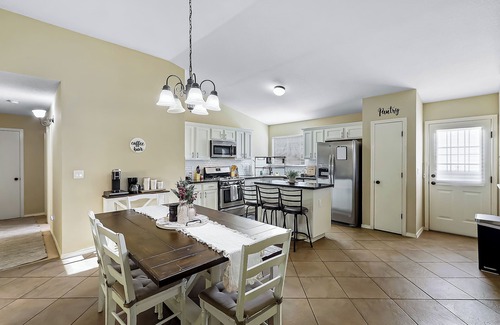 Biggs Field House | Cozy Farm House Home Located Near Main Freeways SUPER HOST on other platforms