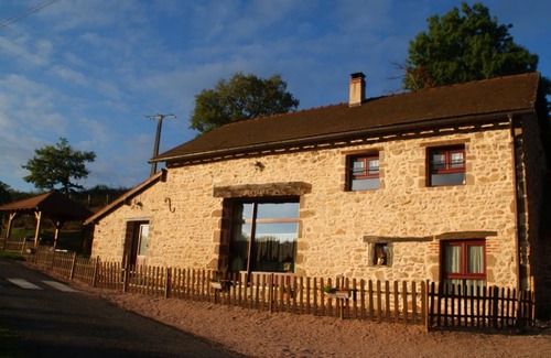 Barrais-Bussolles Cottage | Cozy Farmhouse: Fishing, Nature, Waterfall, Near Vichy, Wi-Fi, Pet Friendly