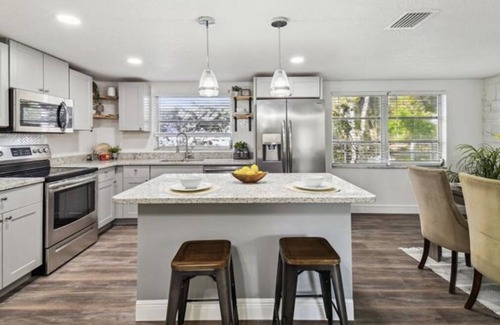 Regency Park House | Cozy Farmhouse - 15 minutes from the beach