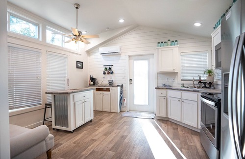 Lampasas Cabin | Cozy Farmhouse Cabin Near Colorado Bend State Park