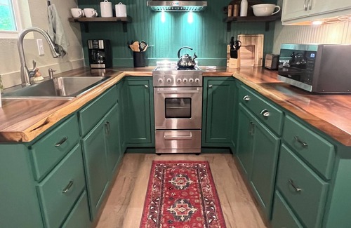 Longview Cabin | Cozy farmhouse cabin near Kilgore and Longview