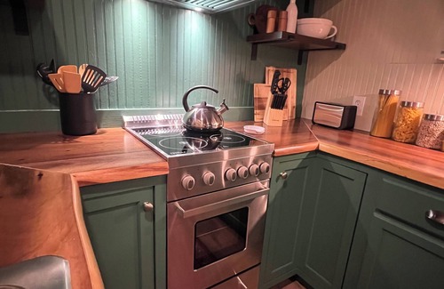 Longview Cabin | Cozy farmhouse cabin near Kilgore and Longview