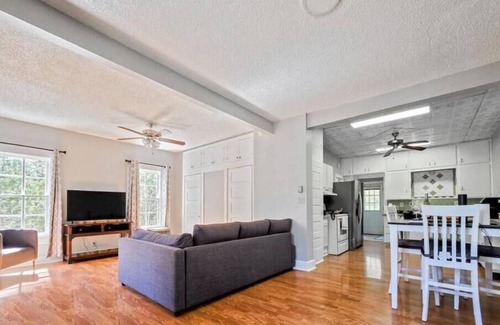 Boerne House | Cozy Farmhouse close to Sisterdale and Texas Wine Country!