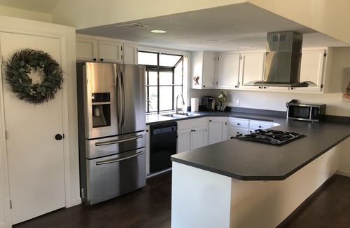 Buda House | Cozy farmhouse feels in Old town Buda- 12 miles from Austin!