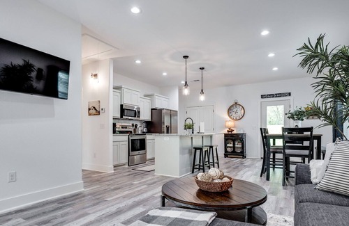 Denison House | Cozy Farmhouse in Denison