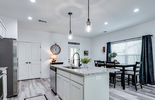 Denison House | Cozy Farmhouse in Denison