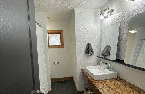 Otley Other | Cozy farmhouse miles to Lake Red Rock Unique location ideal for duck hunters.