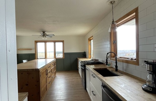 Otley Other | Cozy farmhouse miles to Lake Red Rock Unique location ideal for duck hunters.