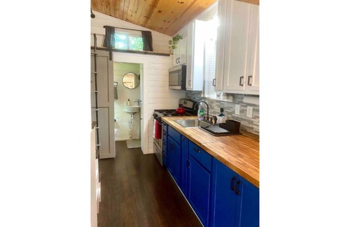 Austin House | 🏡Cozy Farmhouse Tiny Home in Backyard Pool Oasis🌻