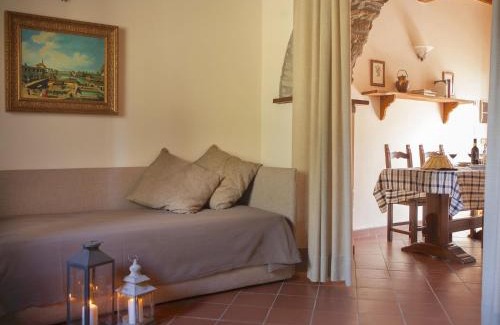 Arezzo House | Cozy Farmhouse with Pool
