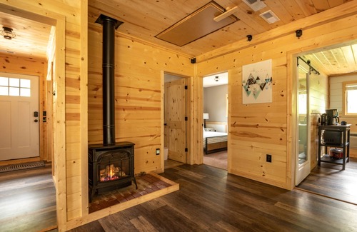 Como Cabin | Cozy fireplace, indoor and outdoor games, records!