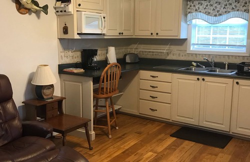 Groveoak House | Cozy fishing cabin by the lake! “Come catch some memories “