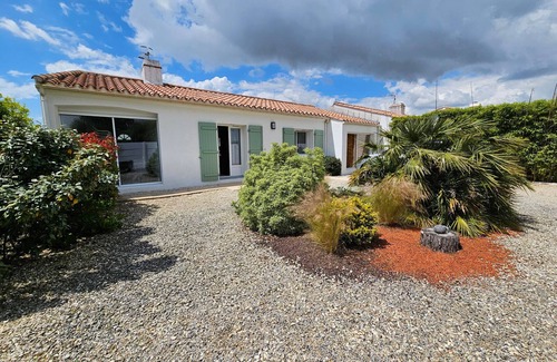LʼAiguillon-sur-Mer House | Cozy House with Terrace, Near Beach & Activities, Pet-Friendly