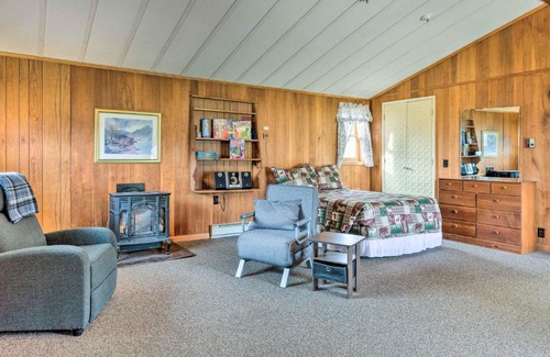 Franconia House | Cozy Franconia Cottage with Community Pool and Hot Tub