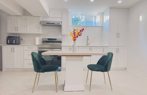 Richmond Hill House | Cozy Furnished 1-Bedroom with Free Parking & Private Access