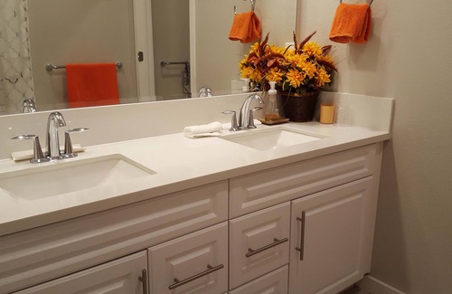 North San Jose Condo | Cozy Furnished Bedroom with Private Hallway Bath in North San Jose 北聖何西寬敞整洁大臥室