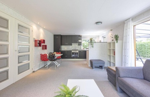 Ouddorp House | Cozy furnished holiday home with a winter garden, lots of privacy, and a spacious garden.