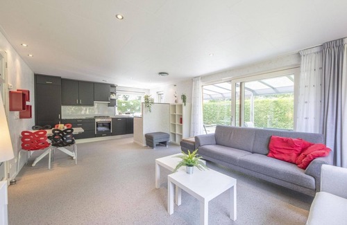 Ouddorp House | Cozy furnished holiday home with a winter garden, lots of privacy, and a spacious garden.