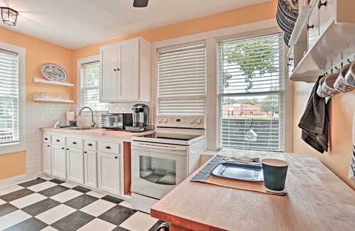 Broadmoor Cottage | Cozy Garden Cottage 5 Miles to Red River District