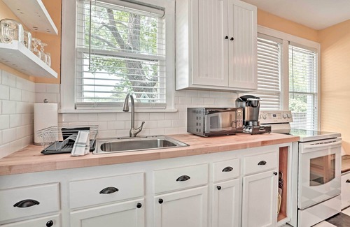 Broadmoor Cottage | Cozy Garden Cottage 5 Miles to Red River District