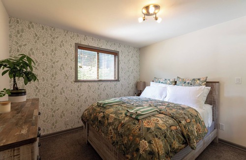 West Porpoise Bay Bed & Breakfast | Cozy garden suite with ocean views, access to trails