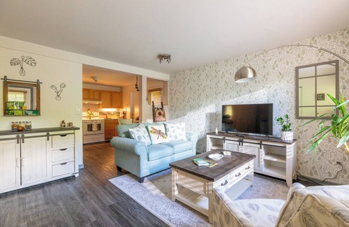 West Porpoise Bay Bed & Breakfast | Cozy garden suite with ocean views, access to trails