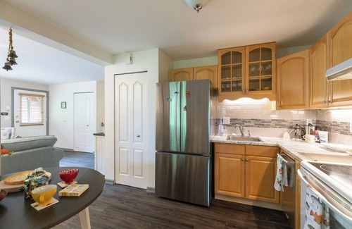 West Porpoise Bay Bed & Breakfast | Cozy garden suite with ocean views, access to trails